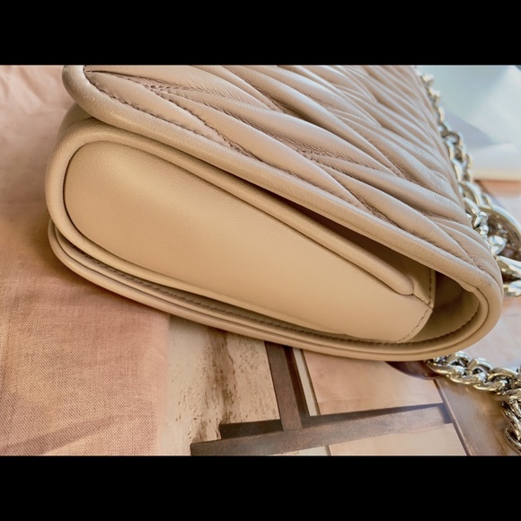 MIU MIU
Nappa Matelasse Club Shoulder Bag Cammeo - Picture 5 of 10